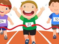 イラスト、小学校の運動会にて徒競走のゴールの様子：1位の男の子は万歳してテープを切る
